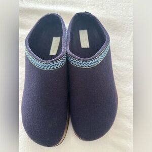 LL BEAN-Women's Navy Slip-On Clogs with Blue Trim